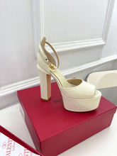 Load image into Gallery viewer, VALENTINO GARAVANI TAN-GO PLATFORM PATENT LEATHER SANDAL 155MM
