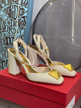 Load image into Gallery viewer, Valentino ONE STUD PUMP IN PATENT LEATHER 90MM
