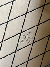 Load image into Gallery viewer, Louis Vuitton Petite Malle Bag