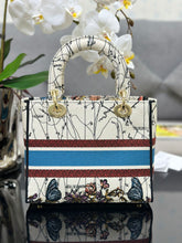 Load image into Gallery viewer, Christian Dior Medium Lady D Lite Bag
