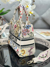 Load image into Gallery viewer, Christian Dior Medium Lady D Lite Bag

