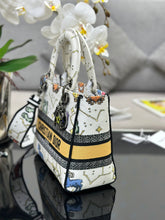 Load image into Gallery viewer, Christian Dior Medium Lady D Lite Bag
