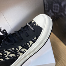 Load image into Gallery viewer, Christian Dior Walk&#39;n  Sneakers
