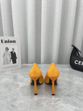 Load image into Gallery viewer, Versace  La Medusa Naplak Pumps
