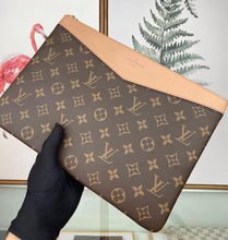 Load image into Gallery viewer, Louis Vuitton Daily Pouch
