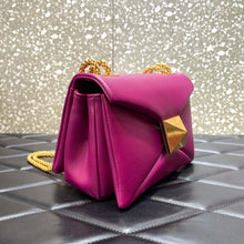 Load image into Gallery viewer, Valentino One Stud Bag With Chain
