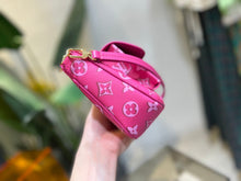 Load image into Gallery viewer, Louis Vuitton Maxi Multi-Pochette Bag
