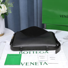 Load image into Gallery viewer, Bottega Veneta Cradle Medium Bag
