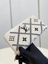 Load image into Gallery viewer, Louis Vuitton Zippy Wallet
