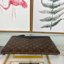 Load image into Gallery viewer, Louis Vuitton Daily Pouch
