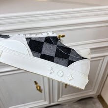 Load image into Gallery viewer, Louis Vuitton Ollie Sneakers

