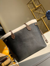 Load image into Gallery viewer, Louis Vuitton Neverfull MM Bag
