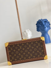 Load image into Gallery viewer, Louis Vuitton  8 Watch Case
