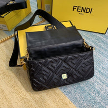 Load image into Gallery viewer, Fendi baguette Bag - LUXURY KLOZETT
