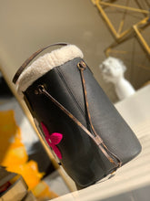 Load image into Gallery viewer, Louis Vuitton Neverfull MM Bag
