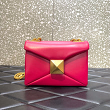 Load image into Gallery viewer, Valentino One Stud Bag With Chain
