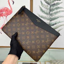 Load image into Gallery viewer, Louis Vuitton Daily Pouch
