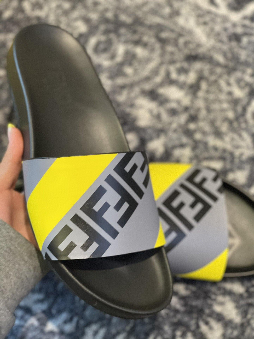 Fendi Slides - LUXURY KLOZETT