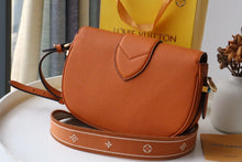 Load image into Gallery viewer, Louis Vuitton Pont 9 Soft MM Bag
