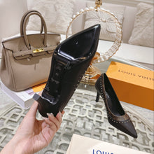 Load image into Gallery viewer, Louis Vuitton Signature Pump

