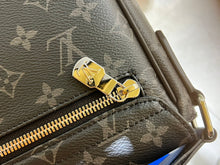 Load image into Gallery viewer, Louis Vuitton District PM Messenger
