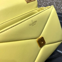 Load image into Gallery viewer, Valentino One Stud Bag With Chain
