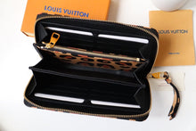 Load image into Gallery viewer, Louis Vuitton Zippy Wallet
