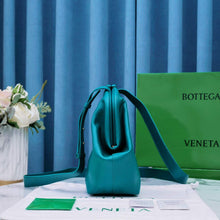 Load image into Gallery viewer, Bottega Veneta Point Medium Bag
