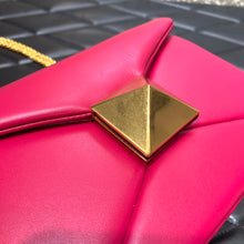 Load image into Gallery viewer, Valentino One Stud Bag With Chain
