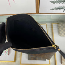 Load image into Gallery viewer, Louis Vuitton Daily Pouch
