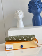 Load image into Gallery viewer, Louis Vuitton Zippy Wallet
